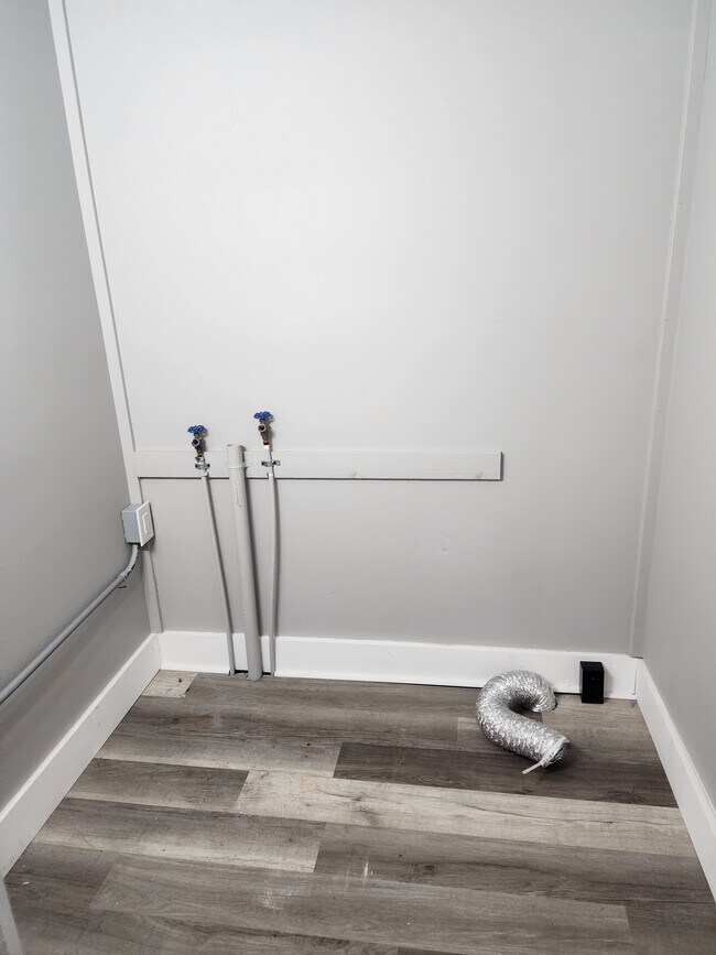 Building Photo - 2402 E Randolph Ave