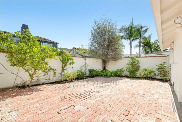 Building Photo - 2562 Vista Dr