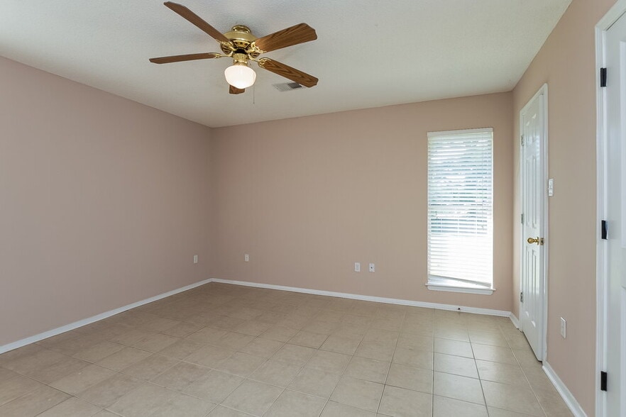 Building Photo - 10173 Oak Run Dr S