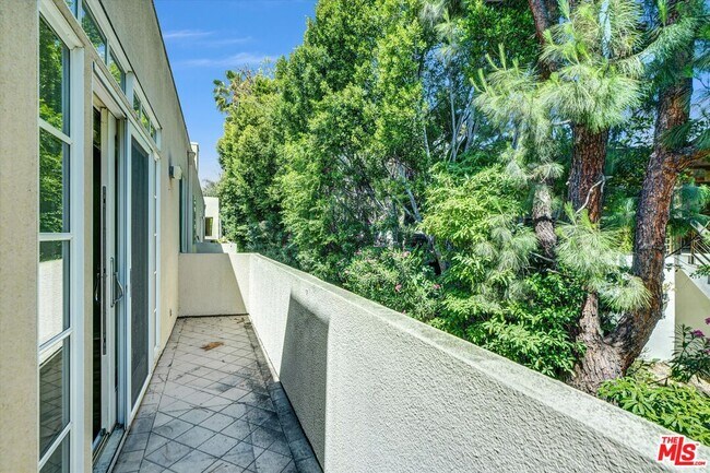 Building Photo - 2222 Beachwood Dr