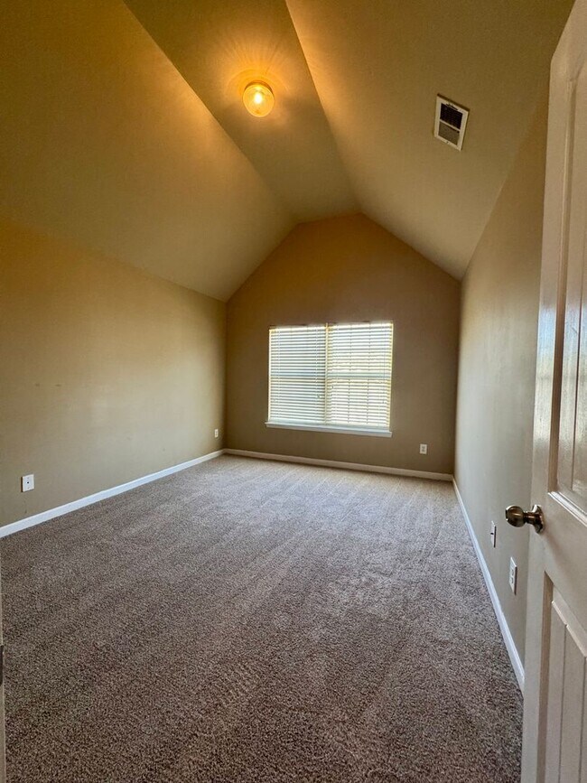 Building Photo - This beautiful 4-bedroom, 2.5-bath home Move-in ready and is waiting for you!