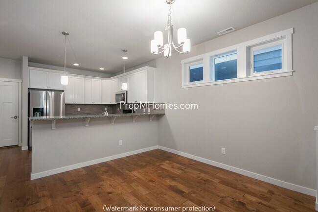 Building Photo - Beautiful Three Bedroom Row Home In Highly Desired Villebois Community!