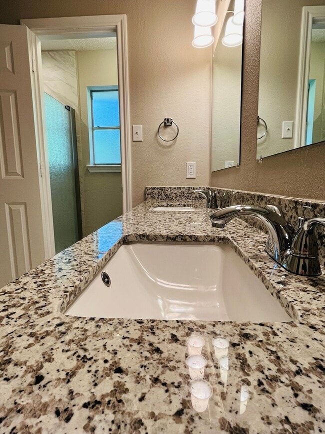 Building Photo - 4 bedroom, 2 bath - One story rental in Kingwood