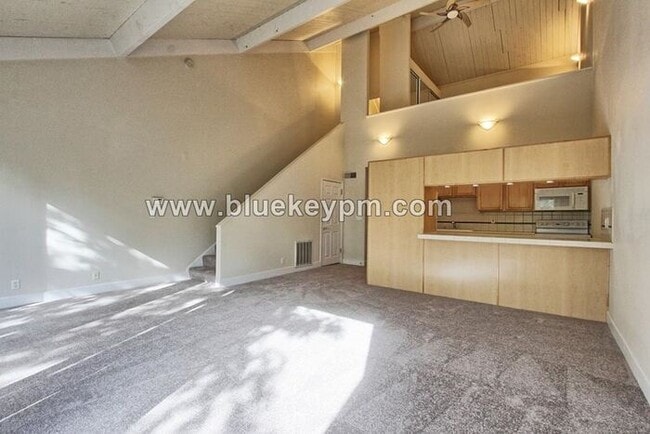 Building Photo - 2 Bed, 2 Bath Home - 1 Bed or Office and Bath on Main Floor