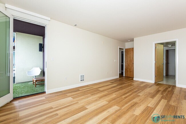 Building Photo - Bayview: Bi-Level 3 Bed 3 Bath w/ Parking,...