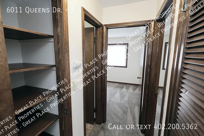 Building Photo - 6011 Queens Dr