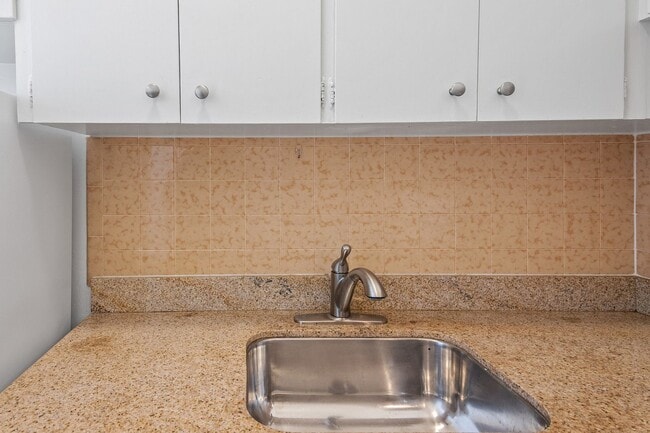 Building Photo - 546 Green St