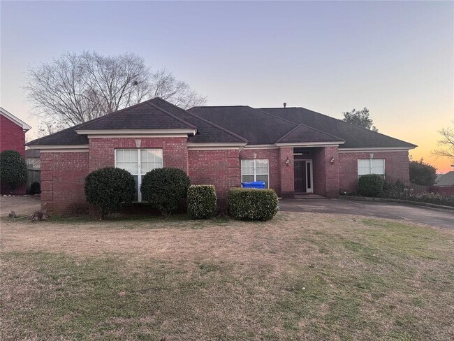 Building Photo - 1924 Dundee Dr