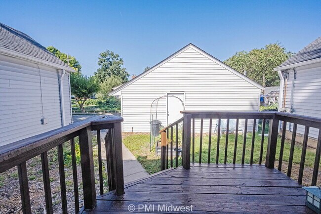 Building Photo - Charming 2 Bed, 1 Bath Duplex with House-L...