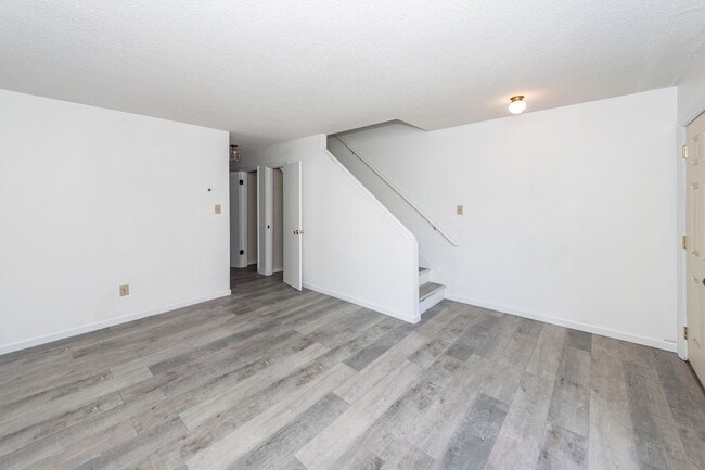 Building Photo - 2 Bedroom, 1.5 Bathroom Townhome - Summerville