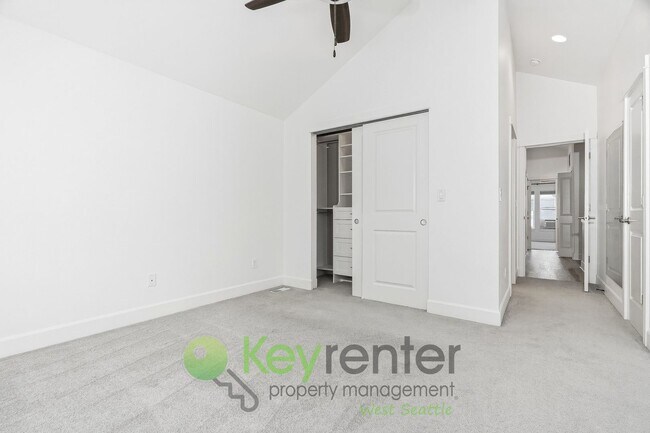 Building Photo - Modern Comfort Meets Classic Seattle Charm