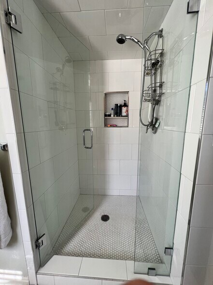 Main - Bath 3/3 - 565 W 40 N