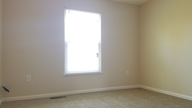 Building Photo - End Unit townhouse in established Frederick neighborhood ready for you!