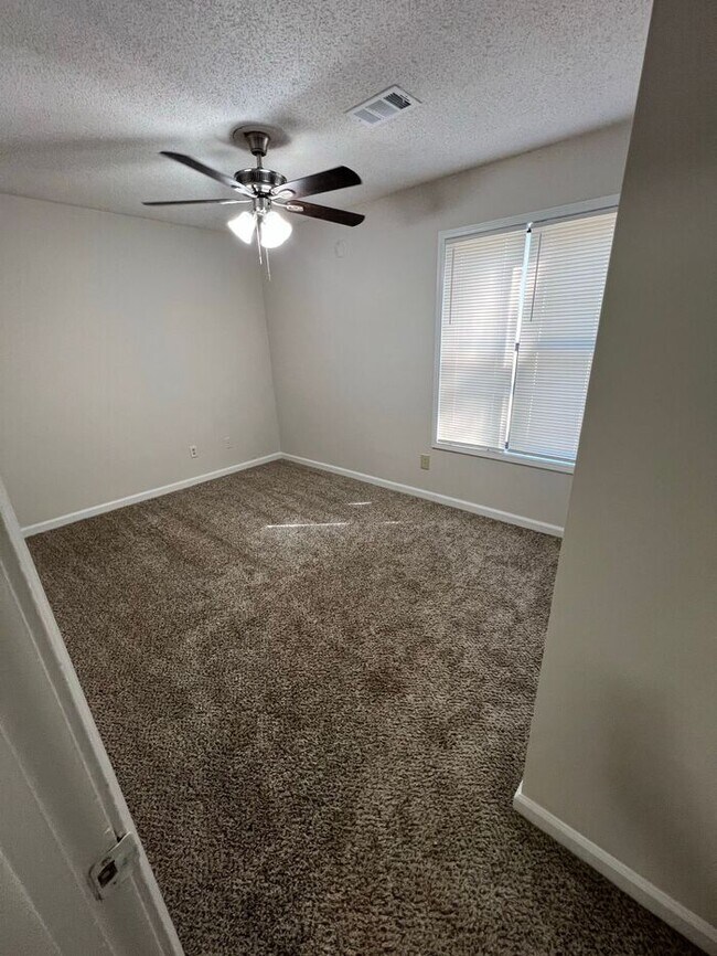 Building Photo - READY NOW! Top-Floor 2 Bedroom, 2 Bath Uni...