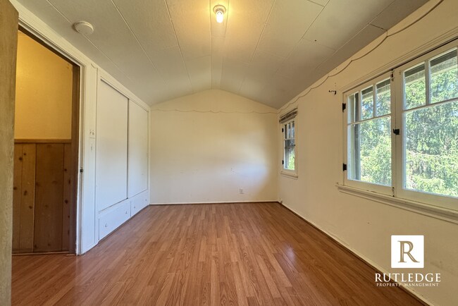 Building Photo - East Medford Victorian Upstairs Apartment