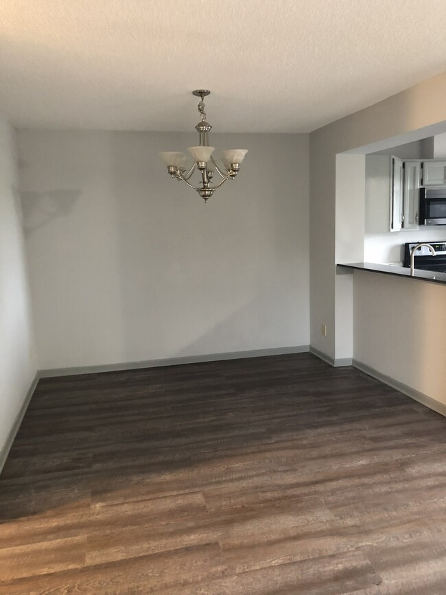 Building Photo - 2049 Parkside Dr