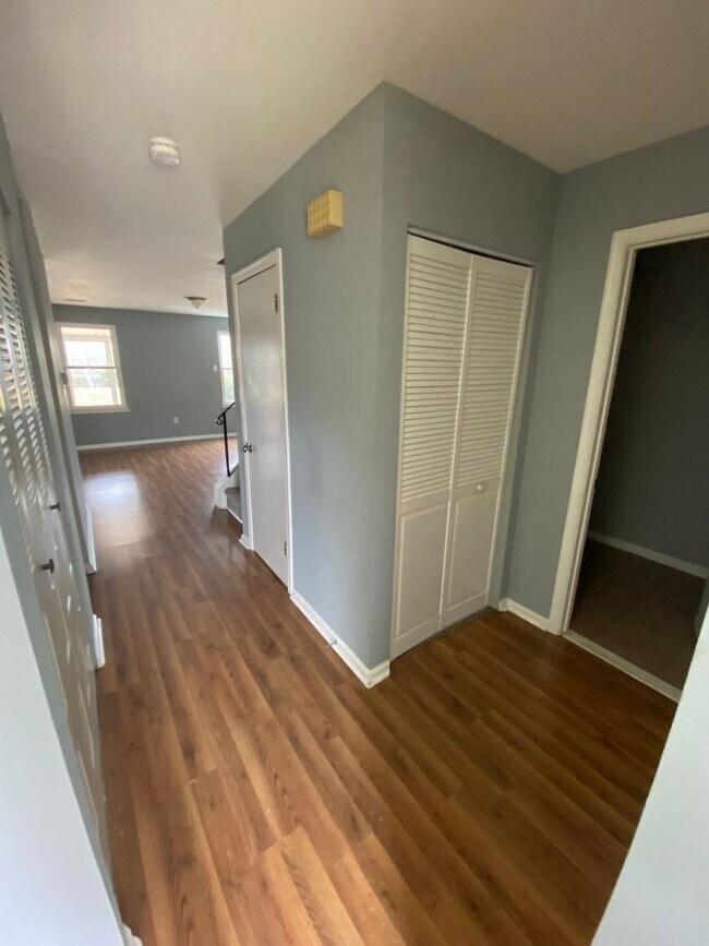 Building Photo - Nice 2 bedroom townhome with a view!