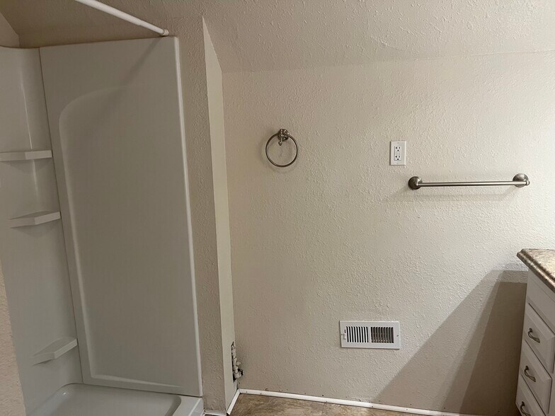 Building Photo - 921 N Hamilton Ave