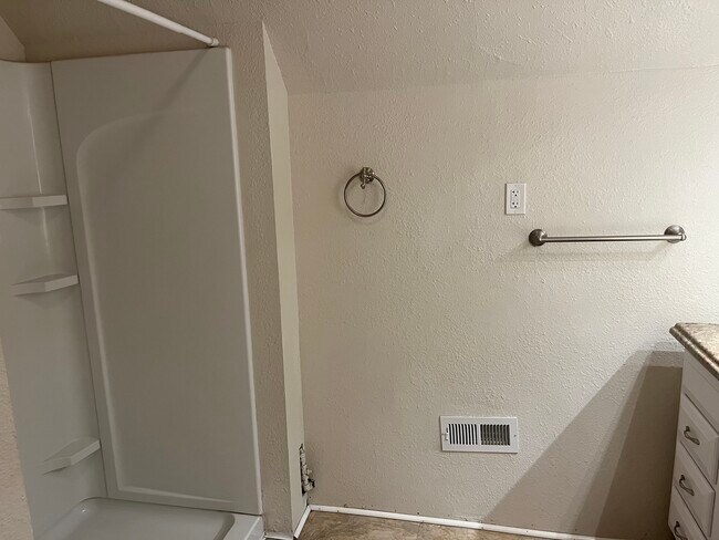 Building Photo - 921 N Hamilton Ave