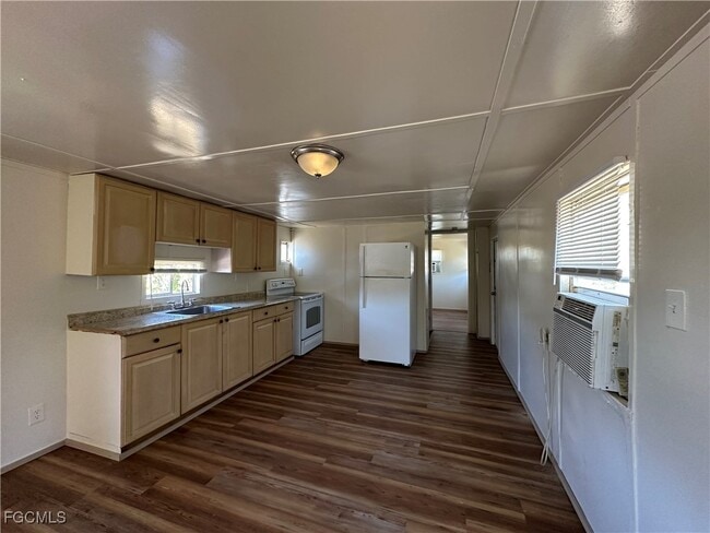 Building Photo - 7849 Suncoast Dr