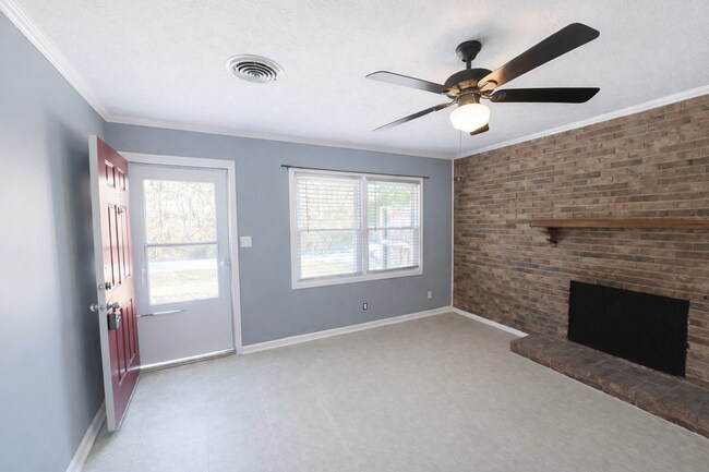 Building Photo - Lovelaceville Road