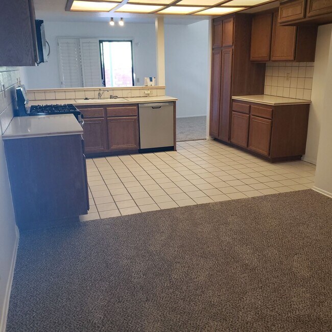 Building Photo - CANYON CREST - 2 Bedroom 2.5 Bath Townhouse