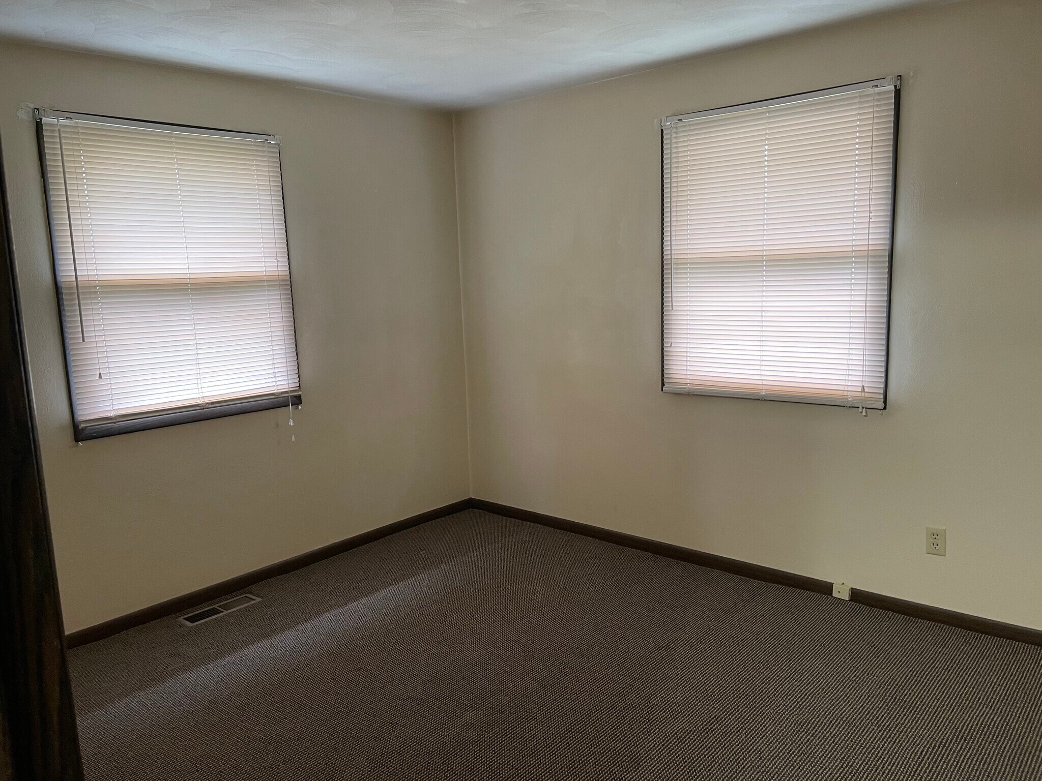 Grass Roots Properties LLC 115 S Clinton Bed#2 - 115 S Clinton St