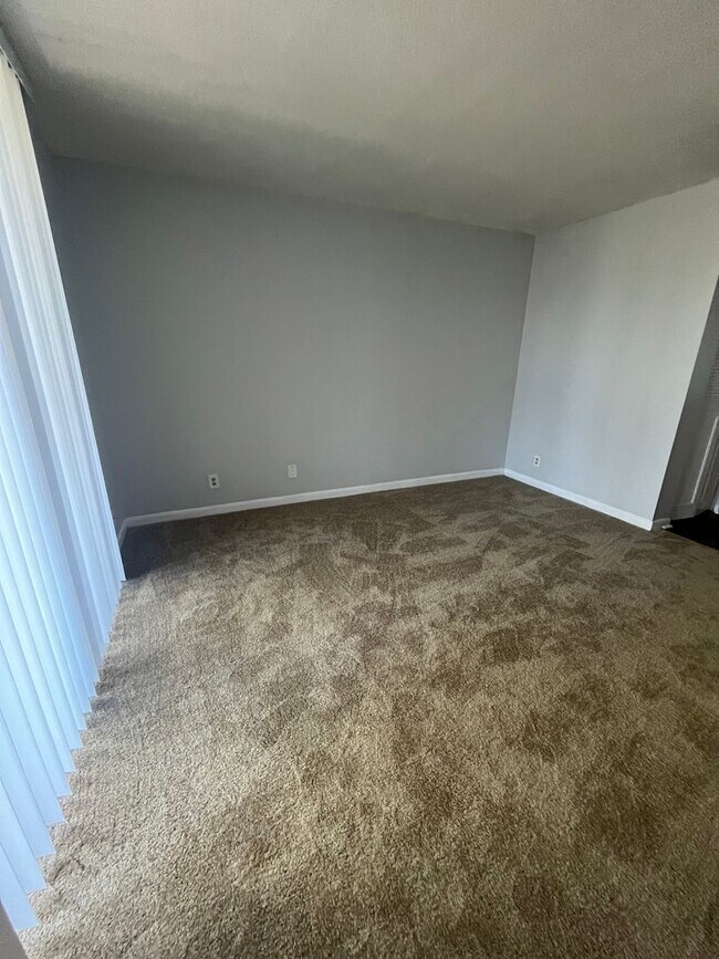 Building Photo - ONE BEDROOM ONE BATHROOM! WATERFRONT COMMUNITY!