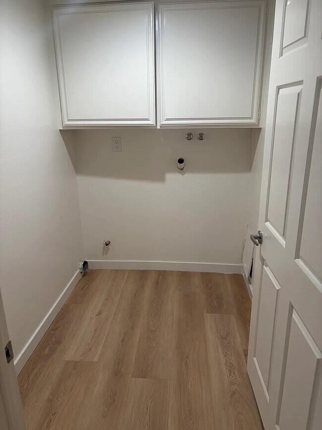 Building Photo - 1110 W 10th St