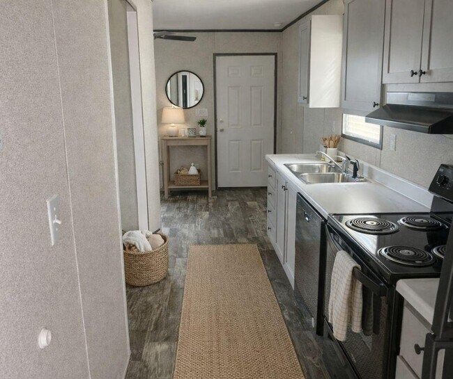 Building Photo - 1250 Lakeview Dr