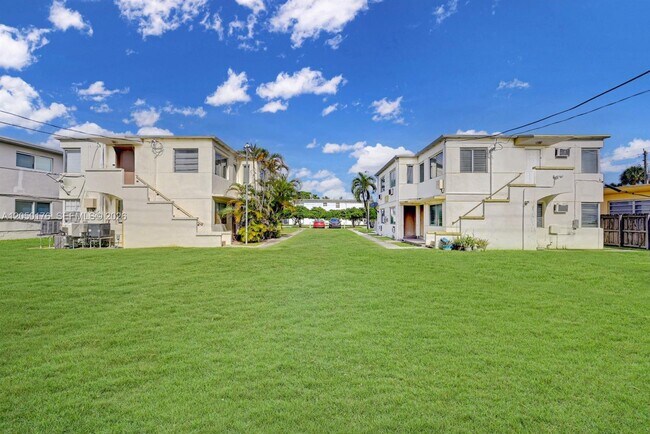 Building Photo - 1920 Biarritz Dr