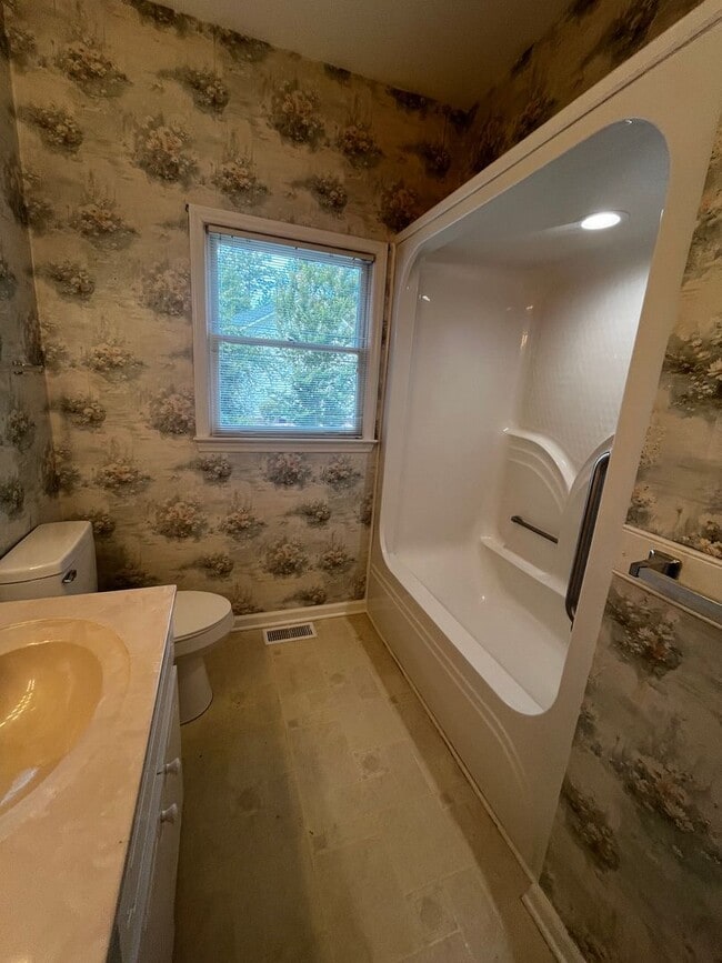 Building Photo - Three Bedroom located in the Ghent Neighborhood