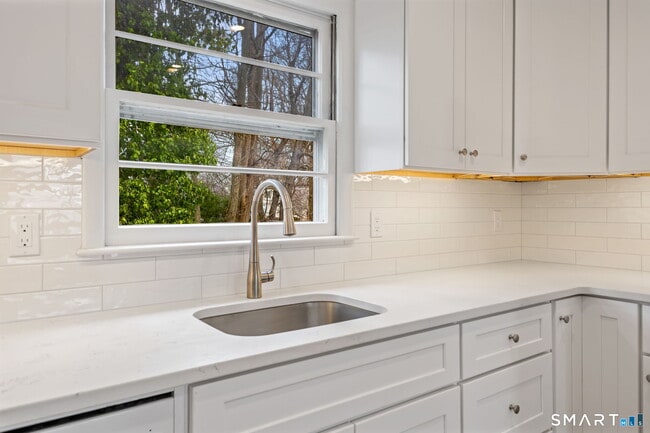 Building Photo - 17 Artic St