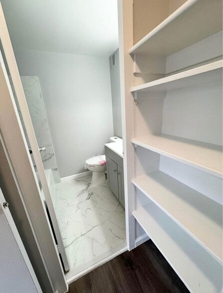 Bathroom - 5340 Holmes Run Pky