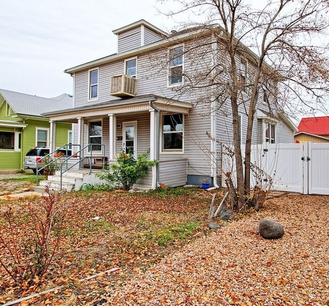 Building Photo - Nice 3 Bed 1 Bath Basement Apartment Close...