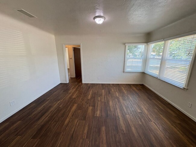 Building Photo - NW Visalia corner lot home available now!