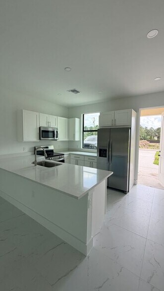 Building Photo - 1103 Dean St E