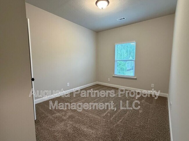 Building Photo - 1008 Swan Ct