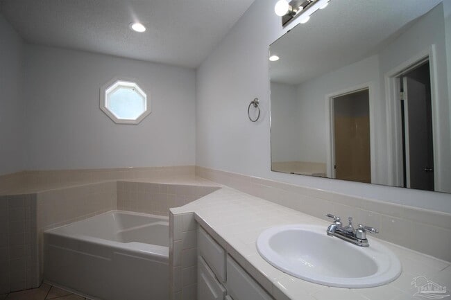 Building Photo - 7679 Old Hickory Dr