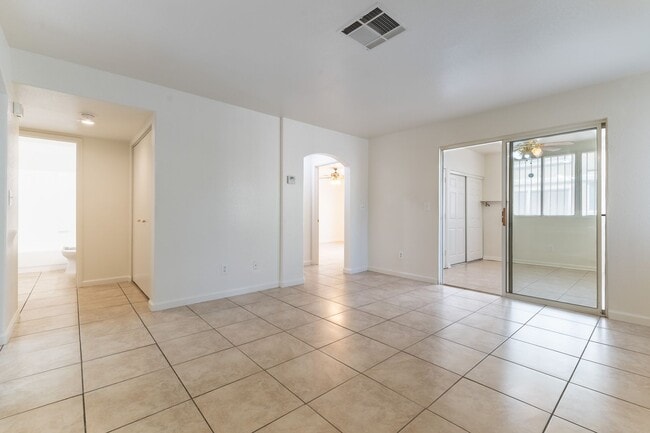 Building Photo - Two Bedroom Downstairs Condo