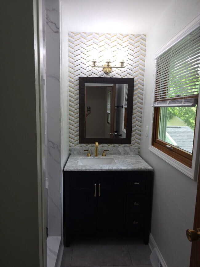 Building Photo - Spacious 4 bedroom 3 bathroom family home in Neenah