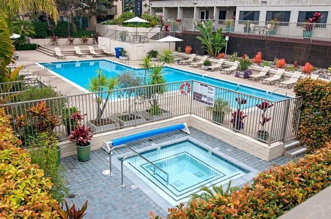 Building Photo - 2 bedroom, 2 bath top floor condo in La Jolla