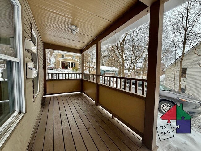 Building Photo - 32 Hall St