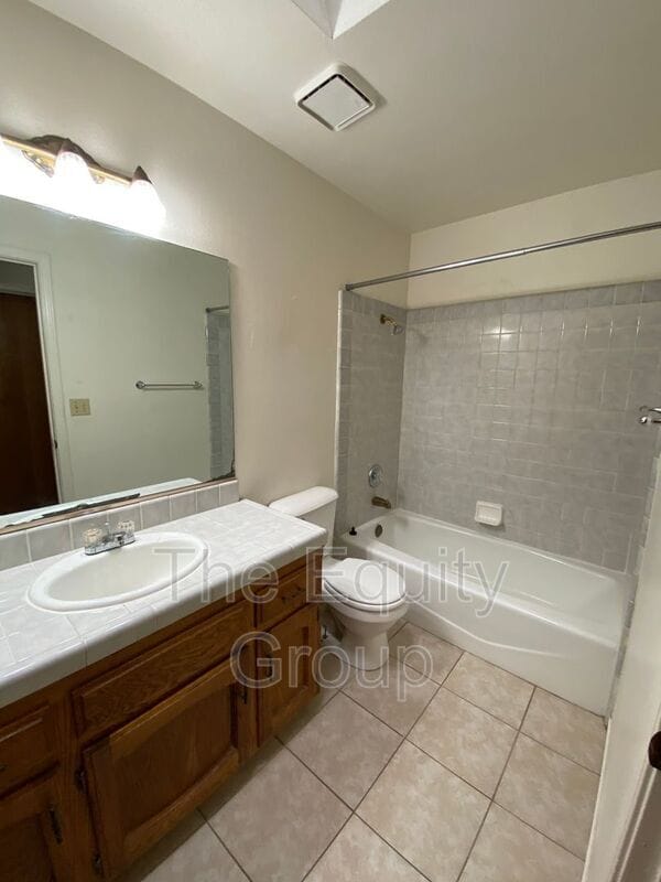 Building Photo - 5936 W Oak Ave