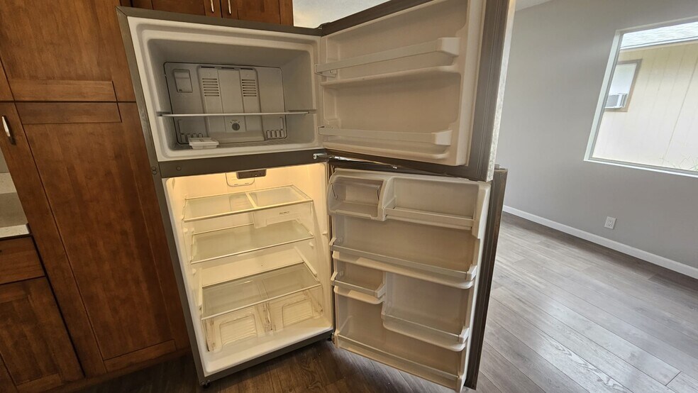 Refrigerator/Freezer - 85-794 Lihue St