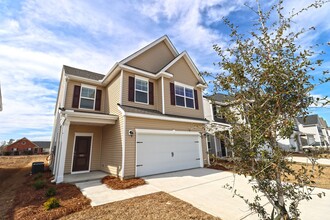 Building Photo - Spacious 3BR Home with Community Pool!