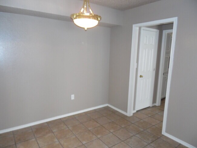 Building Photo - Captivating Townhome in Whisperwood