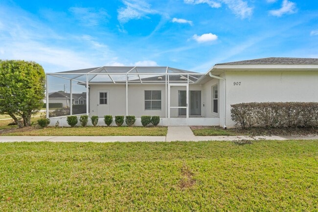 Building Photo - Lovely spacious 3bd/2bath townhouse with screen patio!