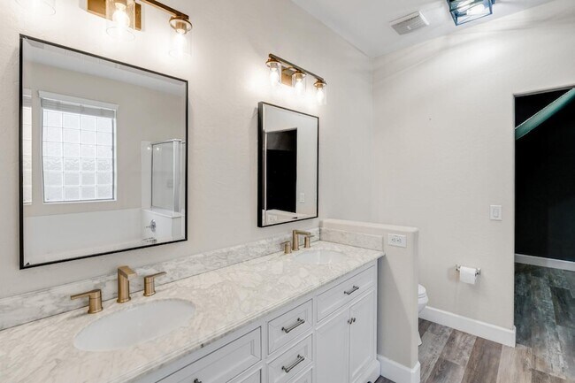 Building Photo - 1644 E Cielo Grande Ave