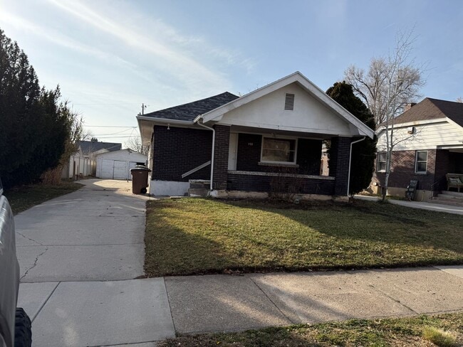 Building Photo - Beautiful 4 Bed, 3 Bath House; W/D Included; Fenced Yard; Wood Floors; and a Charming Style